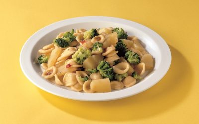 Orecchiette met broccoli, aardappel en rode peper