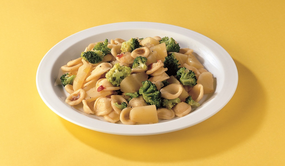 Orecchiette met broccoli, aardappel en rode peper