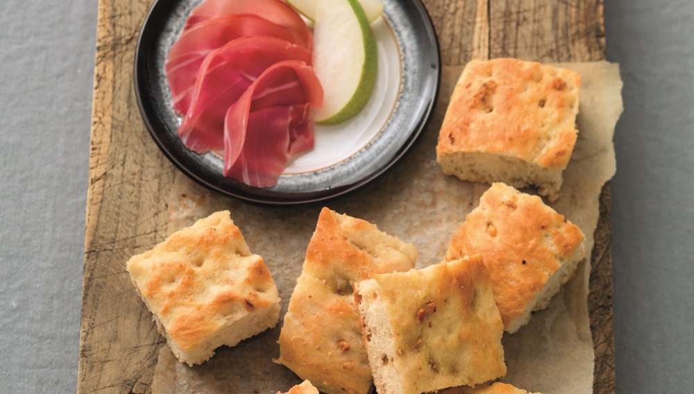 Walnotenfocaccia met rauwe ham en peer